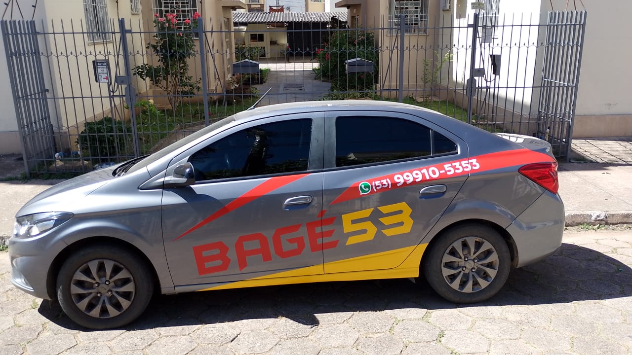 Carro identificado da frota com placa visível