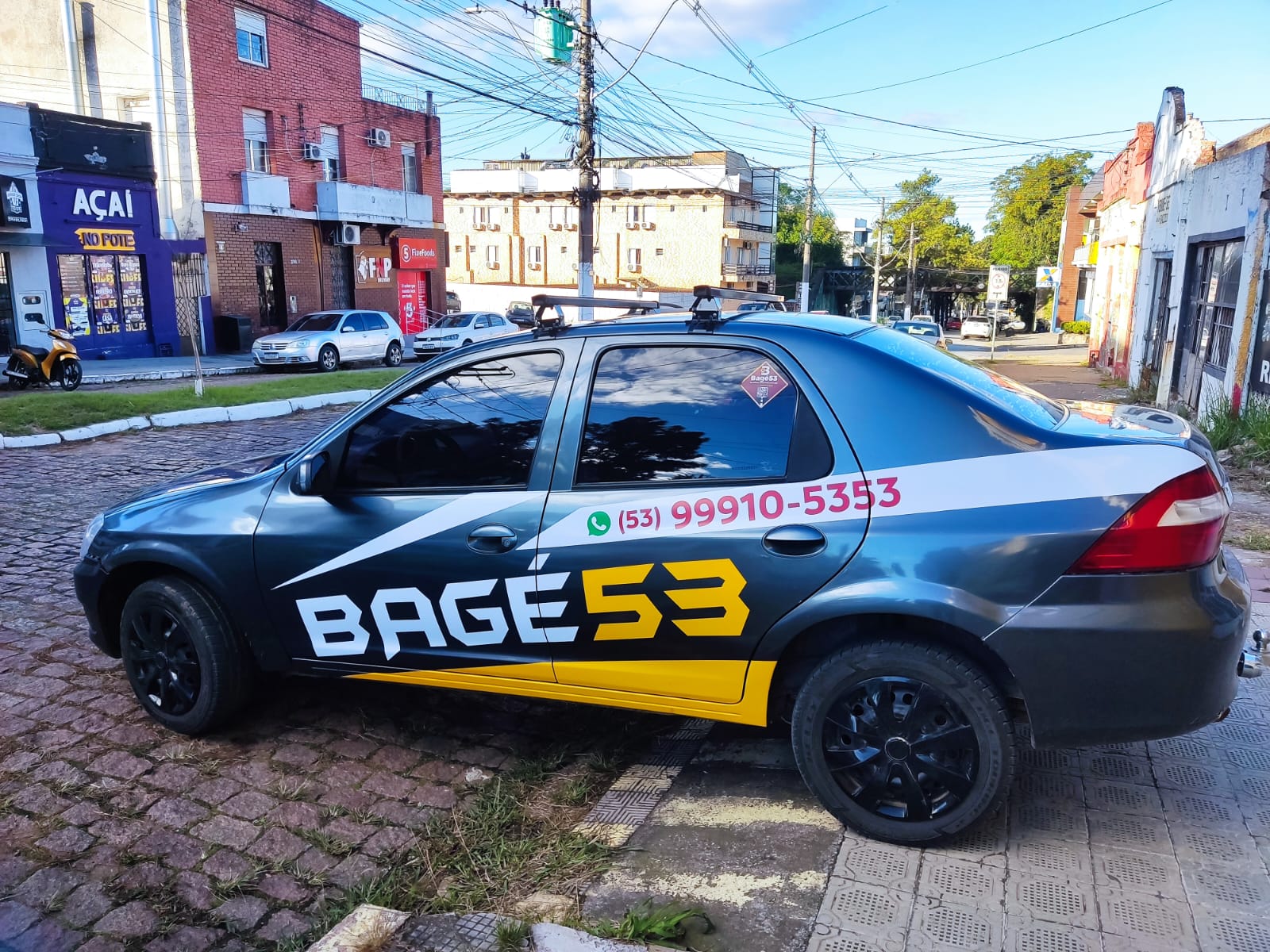 Carro da frota Bagé 53 em uma rua de Bagé