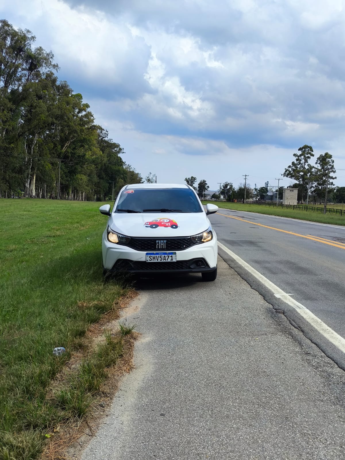 Carro da frota Bagé 53 na beira da estrada saindo de Bagé