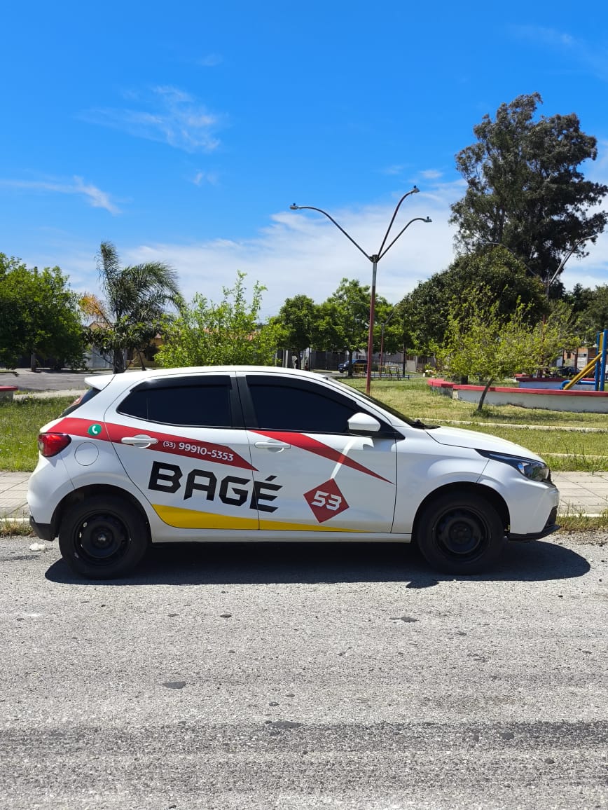 Argo branco da frota Bagé 53 em uma praça de Bagé